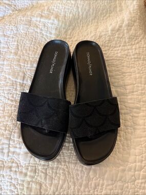 Donald J. Pliner Black Textured size 9 Slide Mules